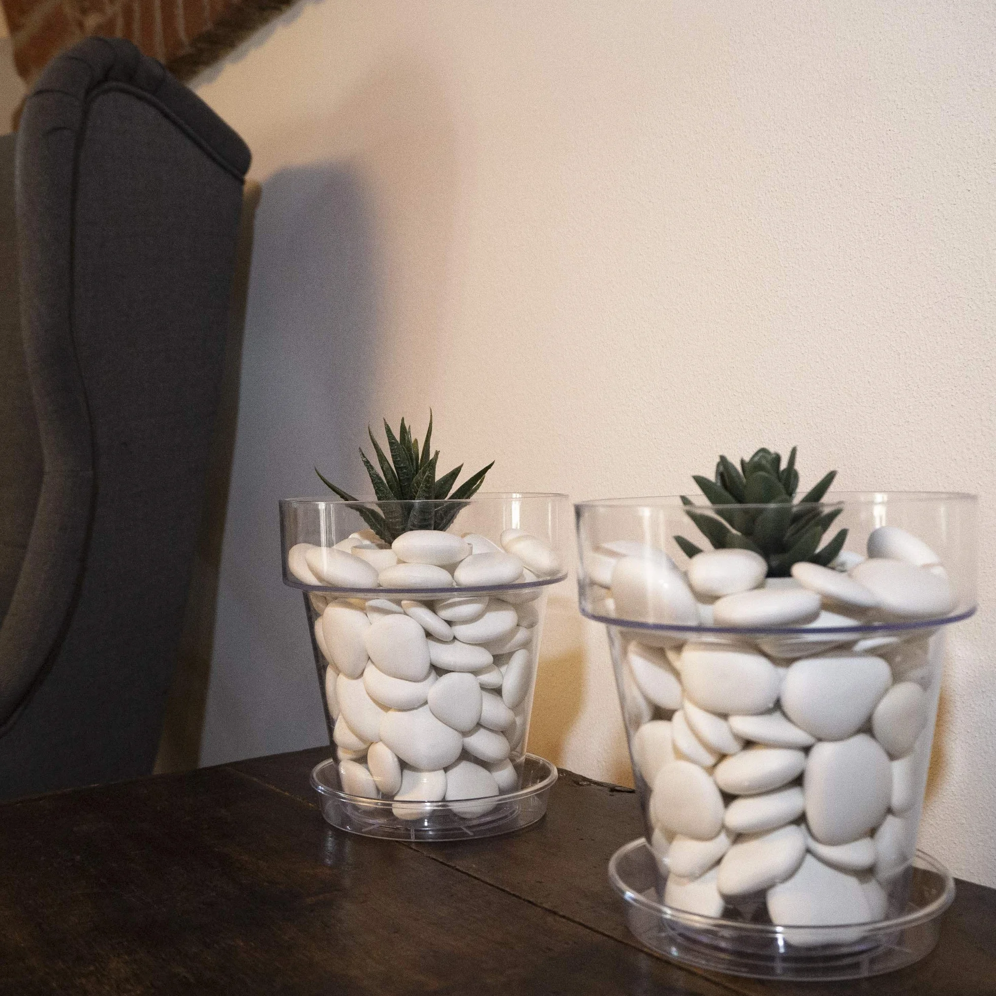 Weiße Steine zum Bemalen aus recyceltem Kunststoff, ideal für Malerei, Bastelarbeiten, Aquarien- und Vasendekoration. Größe 2–5 cm, Packung mit ca. 75 Stück.