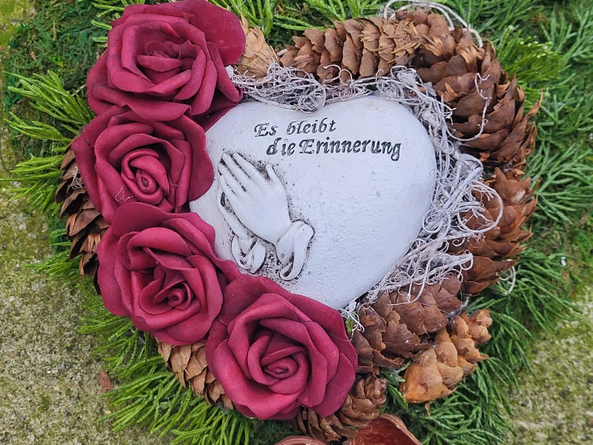 Der kleine Dekoladen Deko & Geschenke by Sabine Faust Lünen Grabgesteck aus Moos und Rosen, mit Zapfen und Fruchtständen, 30 cm haltbarer Grabschmuck Allerheiligen Totensonntag